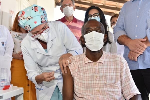 Campanha de vacinação contra a Covid-19 em Vitória começa com idosos