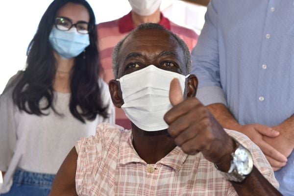 Data: 19/01/2021 - ES - Vitória - Seu Firmino, 93, primeiro idoso a ser vacinado em Vitória - Idosos e cuidadores do Asilo de Vitória recebem vacina contra Covid-19 - Editoria: Cidades - Foto: Fernando Madeira - GZ por Fernando Madeira