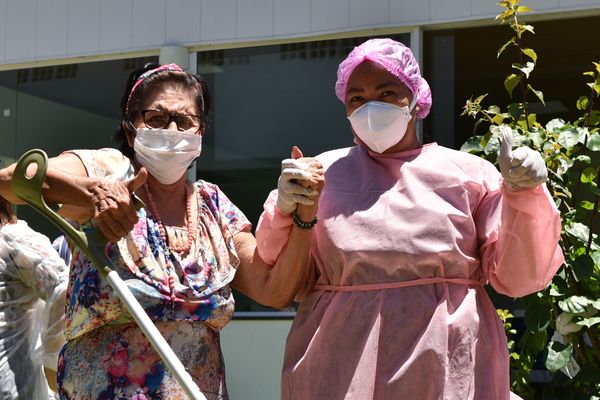 Data: 19/01/2021 - ES - Vila Velha - Maria Benícia Marques, 76, primeira idosa a receber a vacina contrra a Covid-19 em Vila Velha - Editoria: Cidades - Foto: Fernando Madeira - GZ por Fernando Madeira