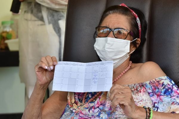 Data: 19/01/2021 - ES - Vila Velha - Maria Benícia Marques, 76, primeira idosa a receber a vacina contrra a Covid-19 em Vila Velha - Editoria: Cidades - Foto: Fernando Madeira - GZ por Fernando Madeira