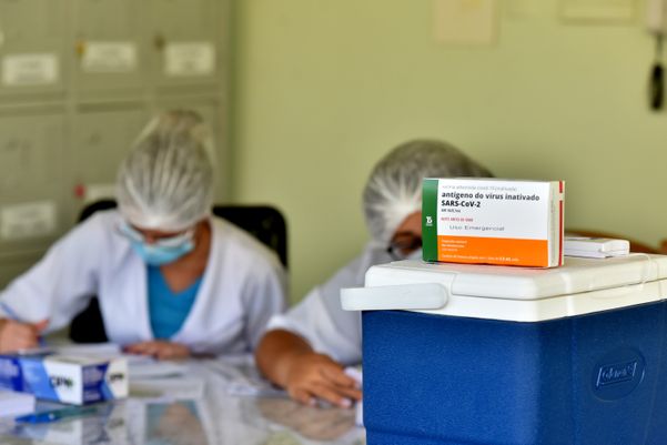 Data: 19/01/2021 - ES - Vila Velha - Maria Benícia Marques, 76, primeira idosa a receber a vacina contrra a Covid-19 em Vila Velha - Editoria: Cidades - Foto: Fernando Madeira - GZ por Fernando Madeira