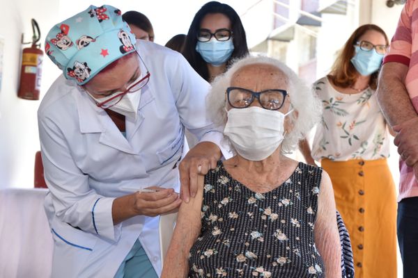 Data: 19/01/2021 - ES - Vitória - Maria dos Anjos, 96, costureira aposentada da Piedade - Idosos e cuidadores do Asilo de Vitória recebem vacina contra Covid-19 - Editoria: Cidades - Foto: Fernando Madeira - GZ por Fernando Madeira