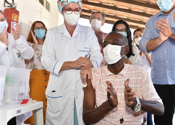 Data: 19/01/2021 - ES - Vitória - Seu Firmino, 93, primeiro idoso a ser vacinado em Vitória - Idosos e cuidadores do Asilo de Vitória recebem vacina contra Covid-19 - Editoria: Cidades - Foto: Fernando Madeira - GZ por Fernando Madeira