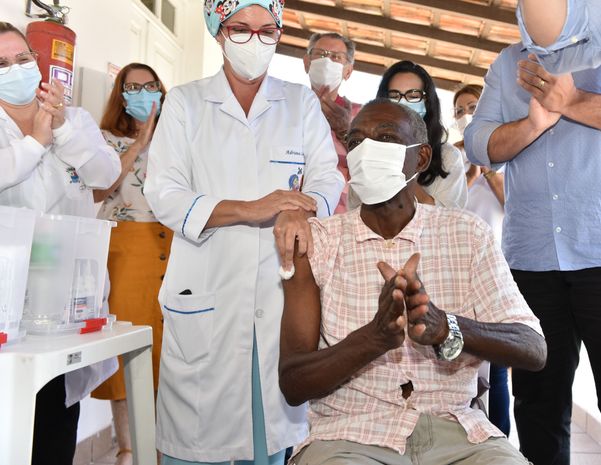 Data: 19/01/2021 - ES - Vitória - Seu Firmino, 93, primeiro idoso a ser vacinado em Vitória - Idosos e cuidadores do Asilo de Vitória recebem vacina contra Covid-19 - Editoria: Cidades - Foto: Fernando Madeira - GZ por Fernando Madeira