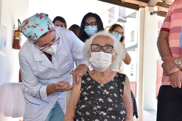 Data: 19/01/2021 - ES - Vitória - Maria dos Anjos, 96, costureira aposentada da Piedade - Idosos e cuidadores do Asilo de Vitória recebem vacina contra Covid-19 - Editoria: Cidades - Foto: Fernando Madeira - GZ por Fernando Madeira