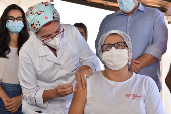 Data: 19/01/2021 - ES - Vitória - Idosos e cuidadores do Asilo de Vitória recebem vacina contra Covid-19 - Editoria: Cidades - Foto: Fernando Madeira - GZ por Fernando Madeira