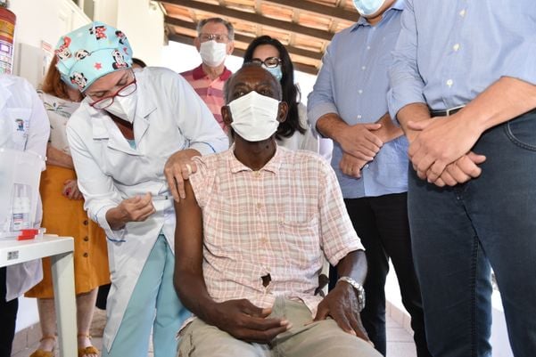 Data: 19/01/2021 - ES - Vitória - Seu Firmino, 93, primeiro idoso a ser vacinado em Vitória - Idosos e cuidadores do Asilo de Vitória recebem vacina contra Covid-19 - Editoria: Cidades - Foto: Fernando Madeira - GZ por Fernando Madeira