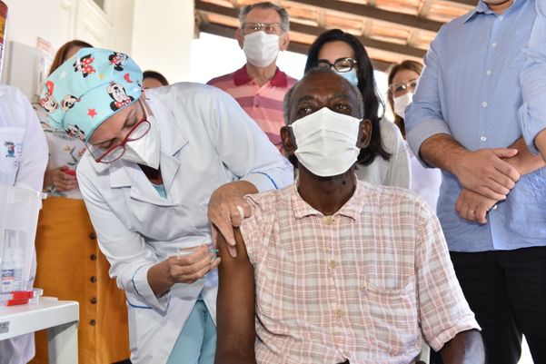 Data: 19/01/2021 - ES - Vitória - Seu Firmino, 93, primeiro idoso a ser vacinado em Vitória - Idosos e cuidadores do Asilo de Vitória recebem vacina contra Covid-19 - Editoria: Cidades - Foto: Fernando Madeira - GZ por Fernando Madeira