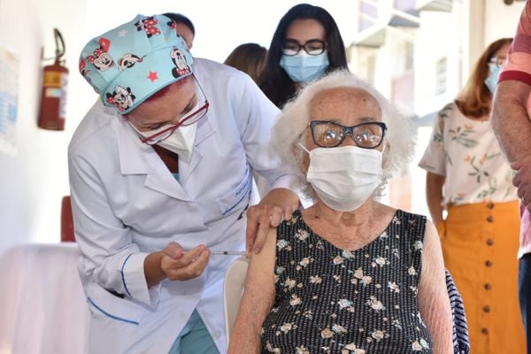 Dona Maria dos Anjos, 96, costureira aposentada da Piedade, segunda idosa a ser vacinada, em Vitória por Fernando Madeira