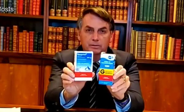 Jair Bolsonaro exibe caixa de cloroquina durante live em seu canal no YouTube