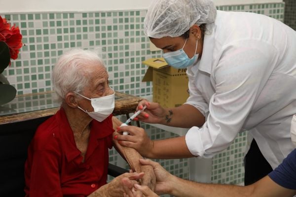 Joana Ornelas dos Santos, de 102 anos, sendo vacinada contra o coronavírus