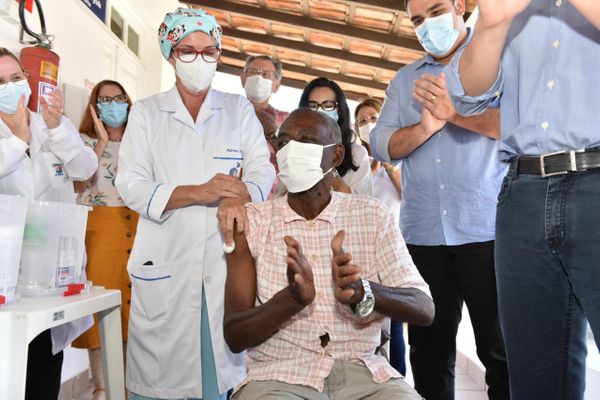 José Firmino, 93 anos, Primeiro vacinado de Vitória por Fernando Madeira