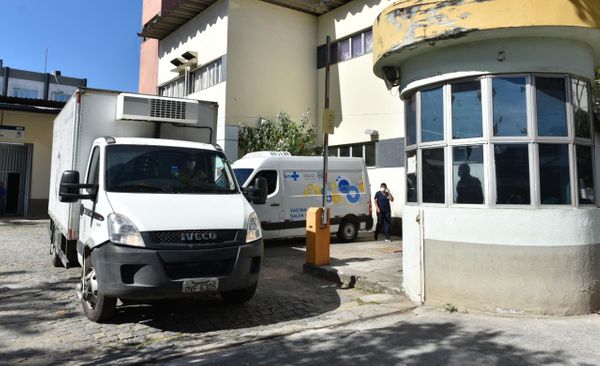 Saída de um caminhão com destino a Cachoeiro de Itapemirim por Fernando Madeira