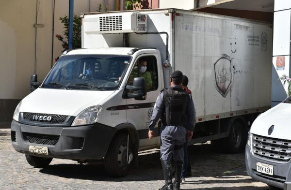 Saída de um caminhão com destino a Cachoeiro de Itapemirim por Fernando Madeira