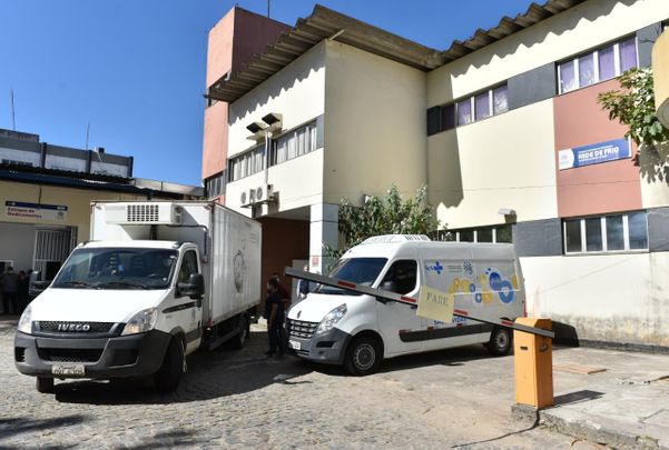 Saída de um caminhão com destino a Cachoeiro de Itapemirim por Fernando Madeira