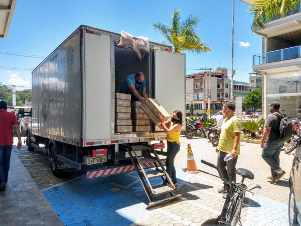 Seringas e vacinas contra a Covid-19 chegam a Cachoeiro para distribuição no Sul do ES