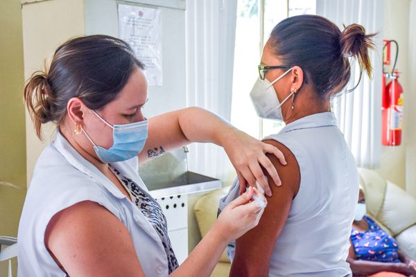 Terça-feira (19), foi realizada a primeira vacinação contra a COVID-19