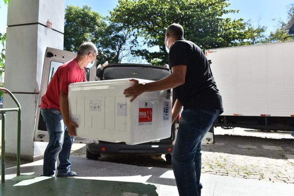 Viana enviou um Fiat Doblô para buscar as vacinas. O veículo foi escoltado pela Guarda Municipal por Fernando Madeira