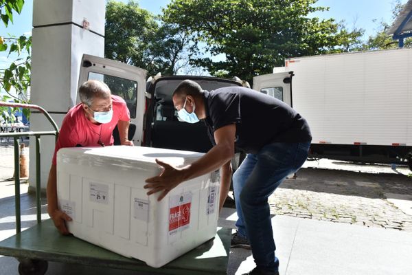 Viana enviou um Fiat Doblô para buscar as vacinas. O veículo foi escoltado pela Guarda Municipal por Fernando Madeira