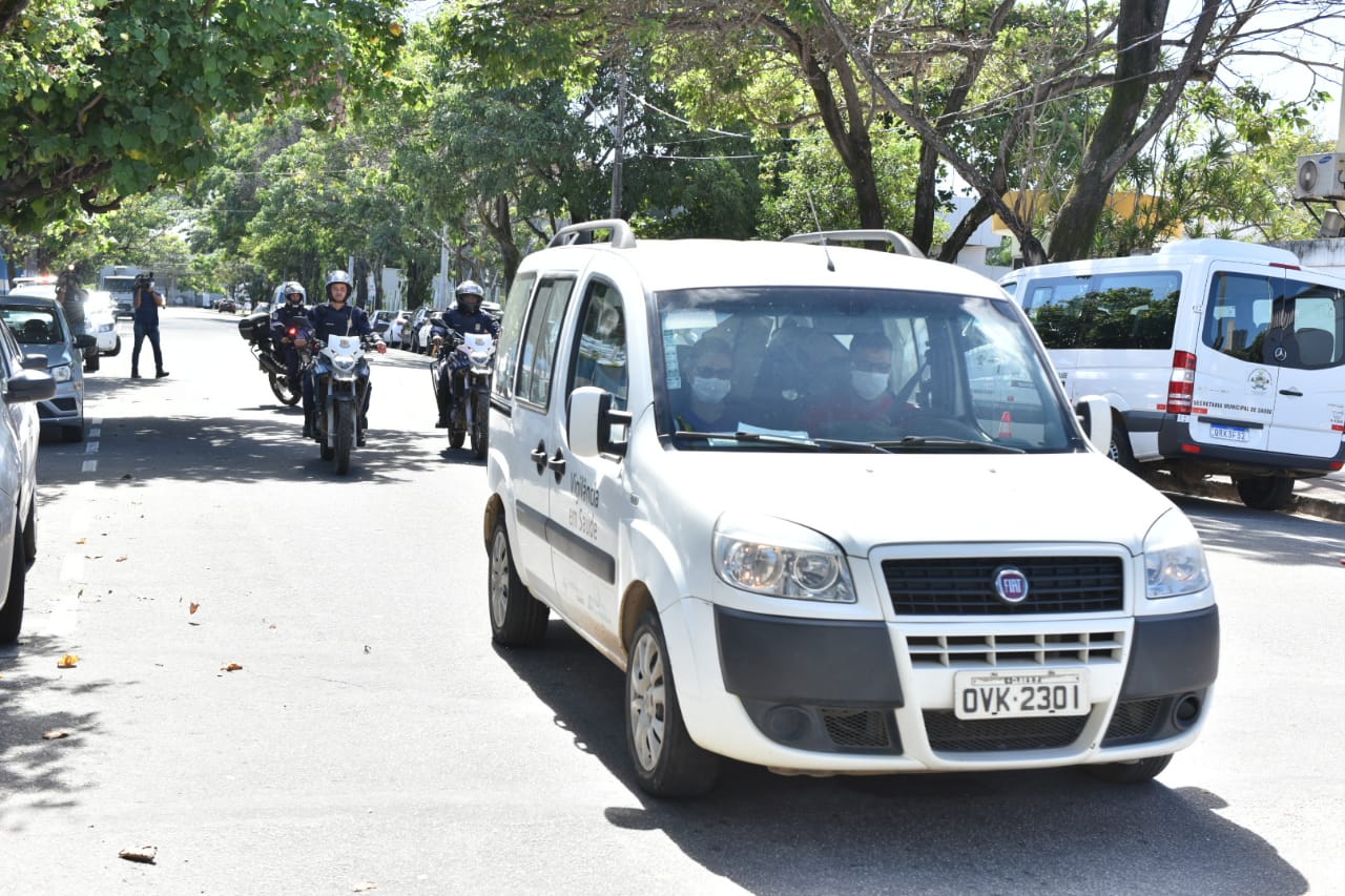 Viana enviou um Fiat Doblô para buscar as vacinas. O veículo foi escoltado pela Guarda Municipal