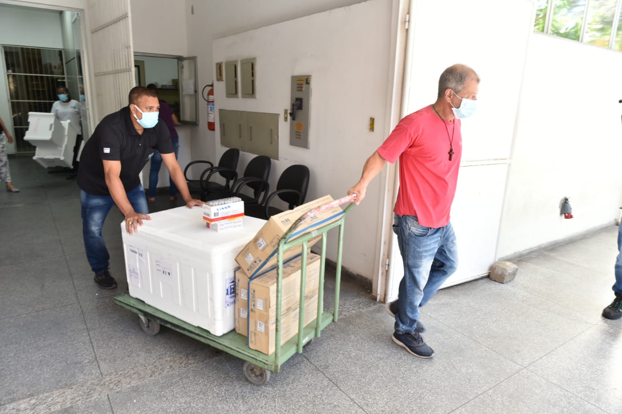 Viana enviou um Fiat Doblô para buscar as vacinas. O veículo foi escoltado pela Guarda Municipal