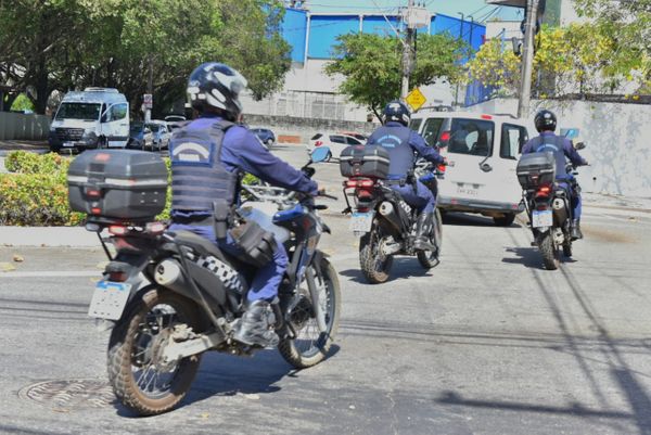 Viana enviou um Fiat Doblô para buscar as vacinas. O veículo foi escoltado pela Guarda Municipal por Fernando Madeira