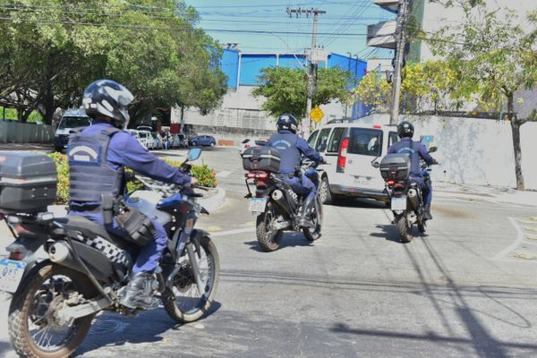Viana enviou um Fiat Doblô para buscar as vacinas. O veículo foi escoltado pela Guarda Municipal por Fernando Madeira