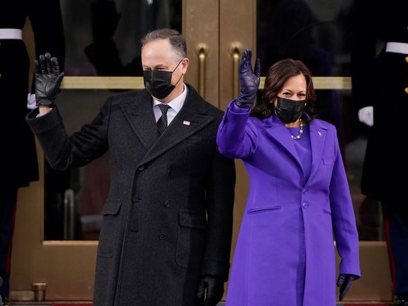 A vice-presidente eleita Kamala Harris   e seu marido Doug Emhoff chegam para a cerimônia de posse do presidente eleito dos Estados Unidos, Joe Biden, no   Capitólio, em Washington (DC), nesta quarta- feira, 20 de janeiro de 2021 por PATRICK SEMANSKY/ESTADÃO CONTEÚDO