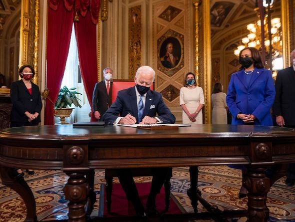Biden assina documentos , incluindo uma declaração de posse e nomeações  por Jim Lo Scalzo/Estadão Conteúdo