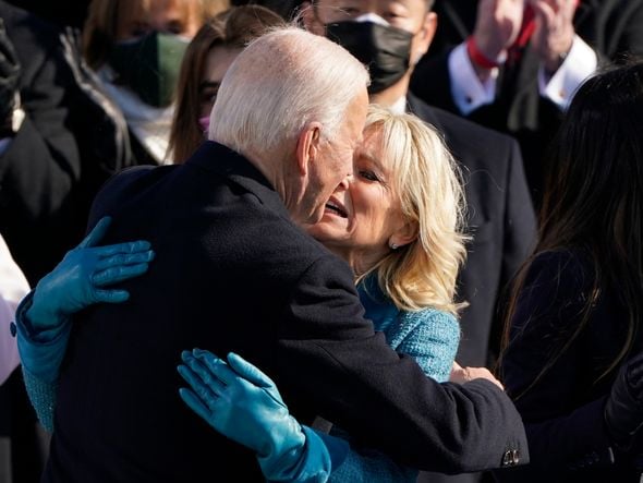 Joe Biden (e) beija sua esposa Jill   Biden após prestar o juramento como o  46º presidente dos Estados Unidos   durante a 59ª posse presidencial             realizada no Capitólio, em Washington (DC), nesta quarta-feira (20) por PATRICK SEMANSKY/ESTADÃO CONTEÚDO