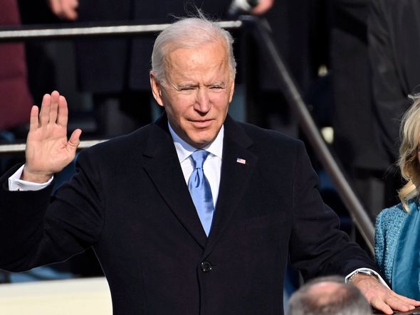 Joe Biden presta juramento como o 46º presidente dos Estados Unidos enquanto     sua esposa Jill Biden segura a Bíblia durante a 59ª posse presidencial realizada no Capitólio, em Washington (DC), nesta quarta-feira, 20 de janeiro de 2021 por  SAUL LOEB/ASSOCIATED PRESS/ESTADÃO CONTEÚDO