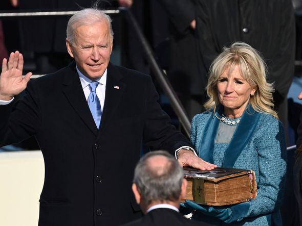 Joe Biden presta juramento como o 46º presidente dos Estados Unidos enquanto     sua esposa Jill Biden segura a Bíblia durante a 59ª posse presidencial realizada no Capitólio, em Washington (DC), nesta quarta-feira, 20 de janeiro de 2021 por  SAUL LOEB/ASSOCIATED PRESS/ESTADÃO CONTEÚDO