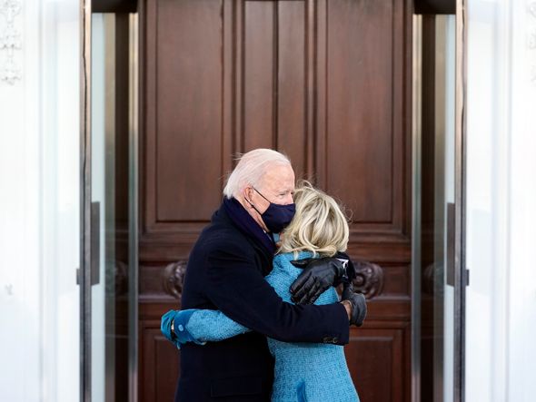 O presidente dos Estados Unidos, Joe Biden, abraça a esposa Jill Biden ao chegarem à Casa   Branca, em Washington (DC),  por ALEX BRANDON/ESTADÃO CONTEÚDO