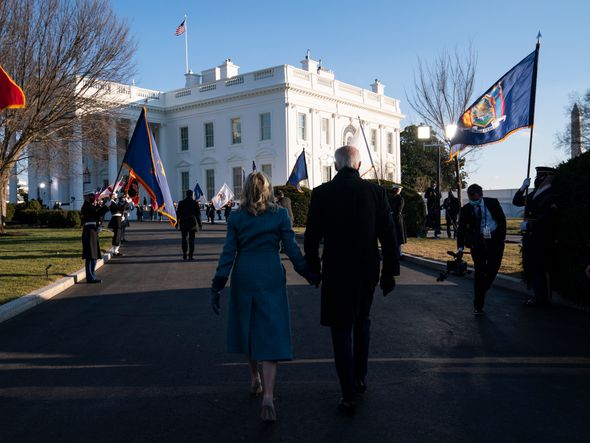 O presidente dos Estados Unidos, Joe Biden, chega caminhando com a esposa Jill Biden na   Casa Branca, em Washington (DC) por EVAN VUCCI/ESTADÃO CONTEÚDO