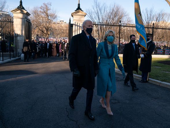 O presidente dos Estados Unidos, Joe Biden, chega caminhando com a esposa Jill Biden na   Casa Branca, em Washington (DC) por EVAN VUCCI/ESTADÃO CONTEÚDO