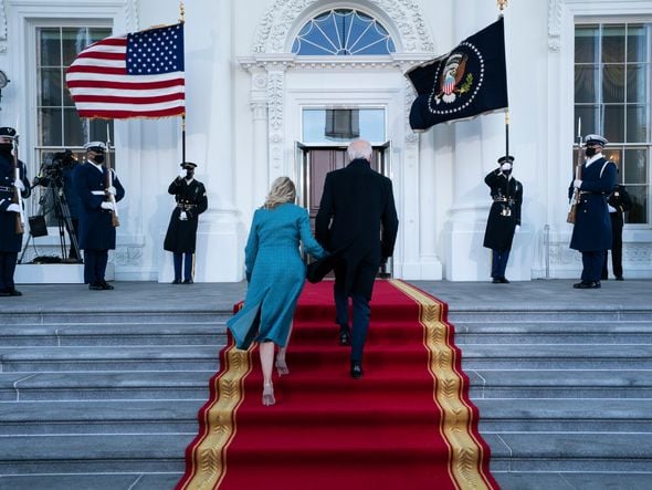 O presidente dos Estados Unidos, Joe Biden, chega caminhando com a esposa Jill Biden na   Casa Branca, em Washington (DC) por ALEX BRANDON/ESTADÃO CONTEÚDO