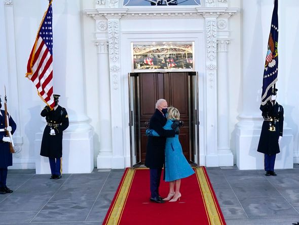 O presidente dos Estados Unidos, Joe Biden, e a esposa Jill Biden acenam ao chegarem à   Casa Branca, em Washington (DC) por ALEX BRANDON/ESTADÃO CONTEÚDO