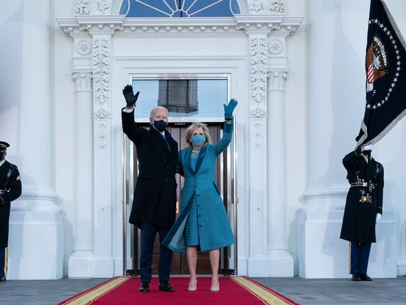 O presidente dos Estados Unidos, Joe Biden, e a esposa Jill Biden acenam ao chegarem à   Casa Branca, em Washington (DC) por ALEX BRANDON/ESTADÃO CONTEÚDO