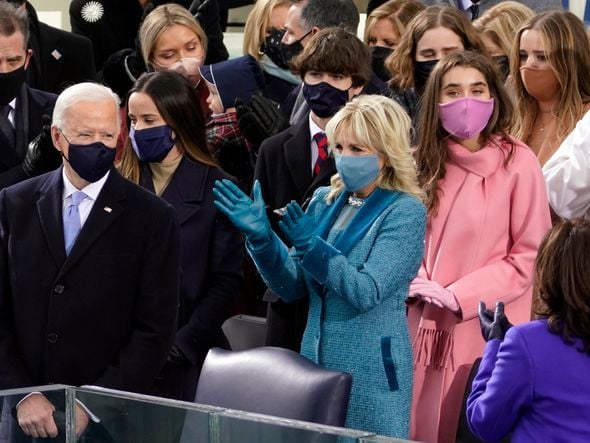 O presidente eleito dos Estados Unidos, Joe Biden (e), e sua esposa Jill Biden   (d) durante a cerimônia de posse  realizada no Capitólio, em Washington   (DC), nesta quarta-feira (20) por ANDREW HARNIK/ESTADÃO CONTEÚDO