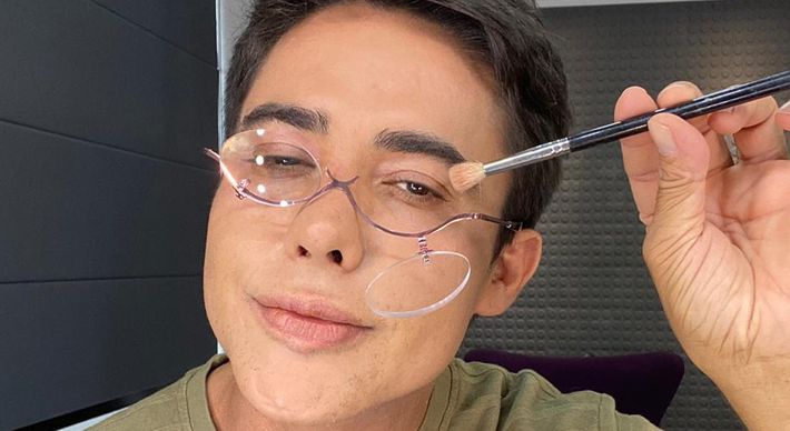 O maquiador Ricardo Silveira garante: é possível fazer maquiagens lindas com esse acessório. O que não dá é pra sair sem produção porque não enxerga nada ou correr o risco de ficar borrada