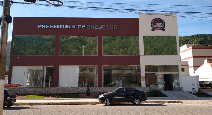 Primeiras-damas ocupam cargos de secretárias municipais, com salários de até R$ 4,3 mil. Já em Muniz Freire, irmã do prefeito virou chefe de gabinete e ganha R$ 5 mil mensais
