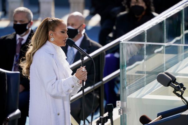 A cantora Jennifer Lopez durante a cerimônia de posse do presidente eleito Joe Biden realizada no Capitólio, em Washington (DC), nesta quarta-feira, 20 de janeiro de 2021. Biden se torna o 46º presidente a assumir o comando do país