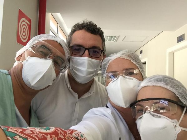 A médica infectologista Silvia Hees de Carvalho e colegas de equipe de combate à Covid