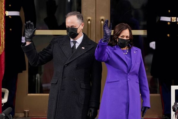 A vice-presidente eleita Kamala Harris   e seu marido Doug Emhoff chegam para a cerimônia de posse do presidente eleito dos Estados Unidos, Joe Biden, no   Capitólio, em Washington (DC), nesta quarta- feira, 20 de janeiro de 2021