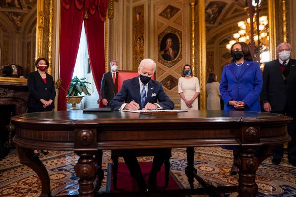 O presidente dos Estados Unidos, Joe Biden (c), observado pela vice-presidete Kamala Harris (d), assina três documentos, incluindo uma declaração de posse, nomeações de gabinete e nomeações de sub-gabinete na Sala do Presidente no Capitólio, em Washington (DC), após tomar posse, nesta quarta-feira, 20 de janeiro de 2021.