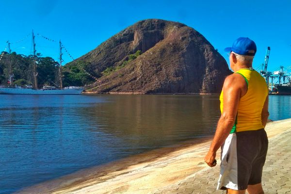 Capixaba admirando embarcação que entra na Baía de Vitória por Fernando Madeira 