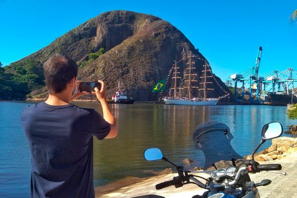 Capixaba registrando o momento em que a embarcação que entra na Baía de Vitória por Fernando Madeira 