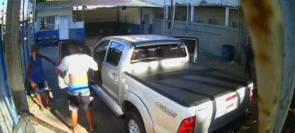 Carro é roubado e funcionários são levados por ladrões em lavo jato de Linhares