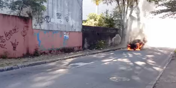 Incêndio em veículo no bairro Chácara Parreiral