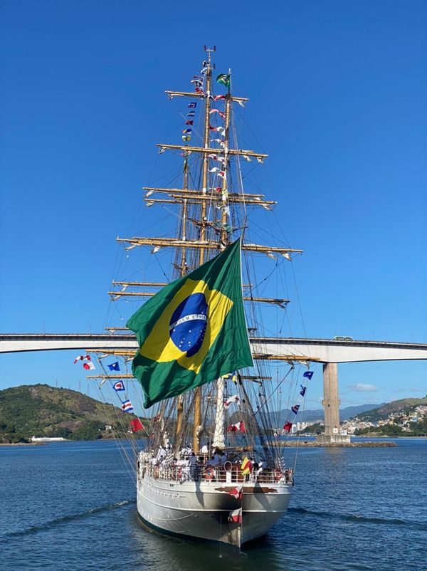 A chegada da embarcação formou um lindo cartão-postal com a terceira Ponte ao fundo por Instagram/@portos_es